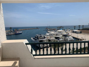 Charmant logement front port et Mer